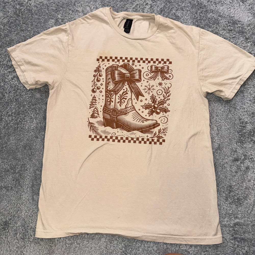 Gildan Mens Western Christmas Graphic T Shirt Medium Tan Cowboy Boot Bow